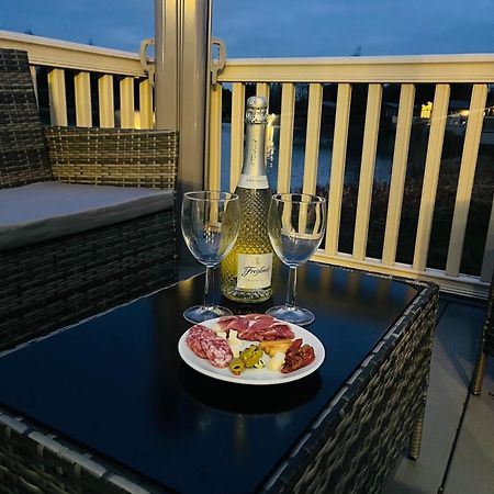 Lakeside Escape With Hot Tub 约克 外观 照片